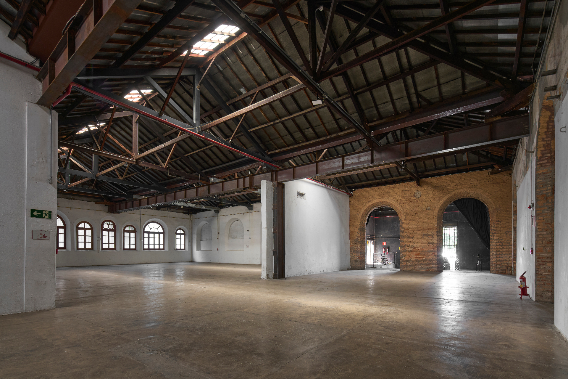 Interior do Complexo CentoeQuatro — arquitetura industrial histórica